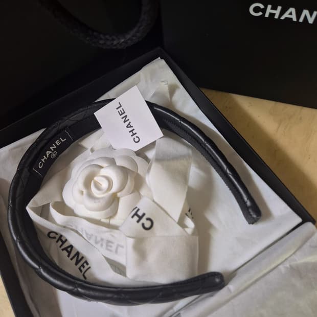 샤넬 블랙 가죽 퀼팅 헤어밴드 정품