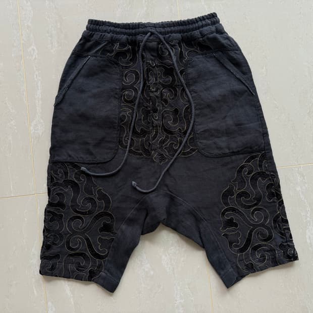 Zambarrett black embroidery linen short