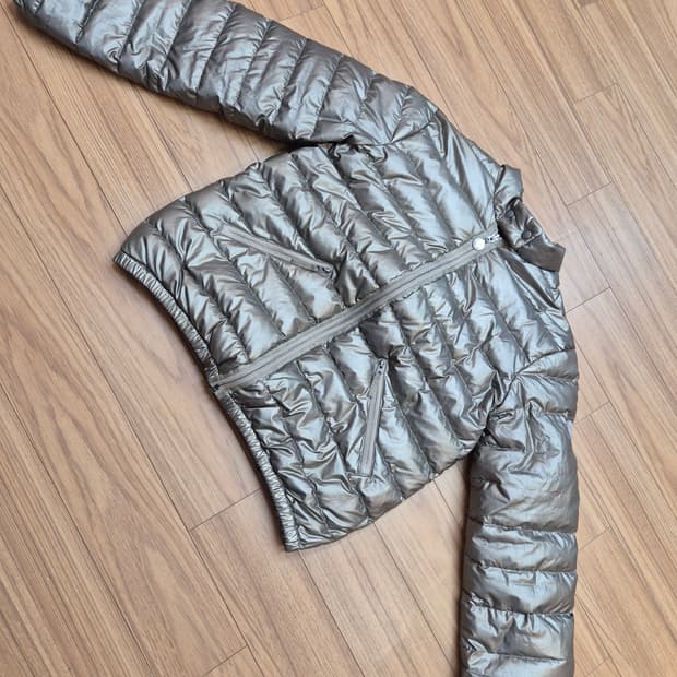 봉쁘앙 키즈 실버 패딩 사이즈 12입니다. 얇은데 보온성이 좋아서 아이들