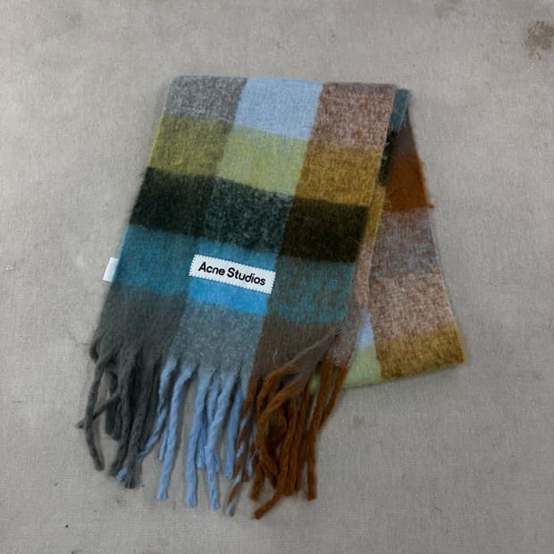 아크네스듀디오 모헤어 올리브그린 더콰이즈 머플러