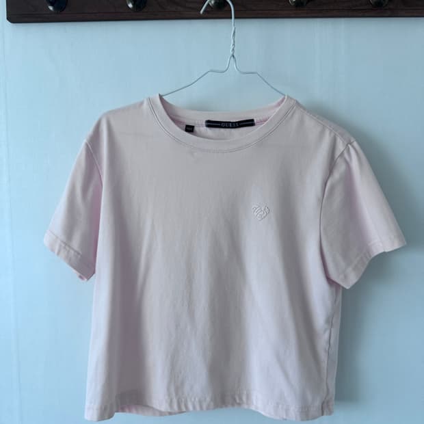 Guess 크롭 반팔 티셔츠