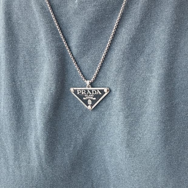 프라다 삼각로고 남성 롱체인 목걸이
