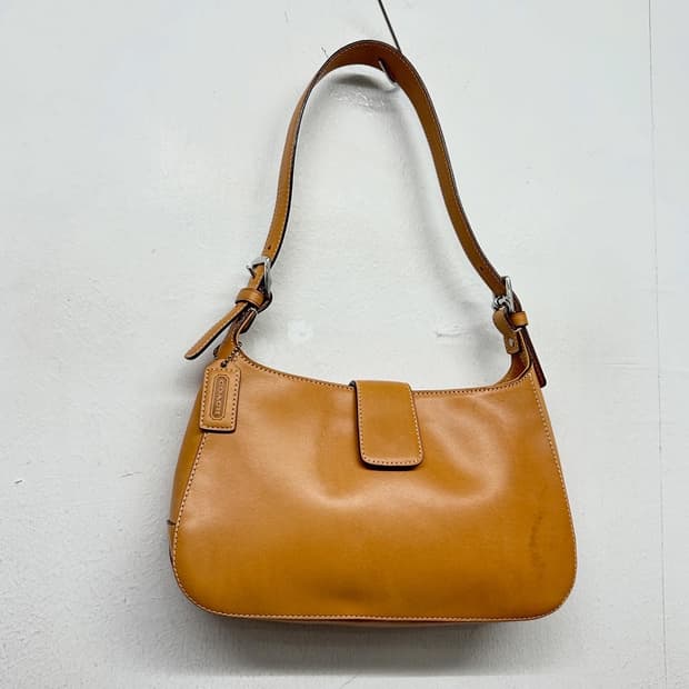 코치 가죽 숄더백