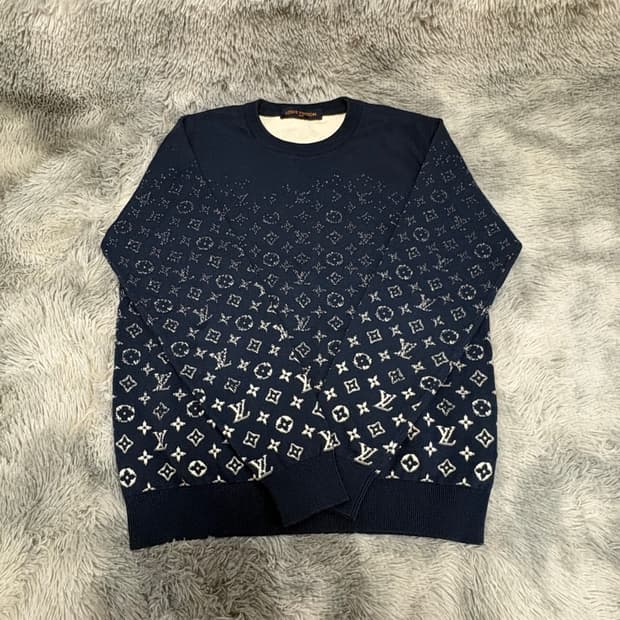 새상품급 루이비통 그라데이션 맨투맨 블루 M사이즈