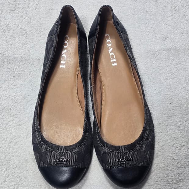 코치 시그니처 금속장식 슬립온 235