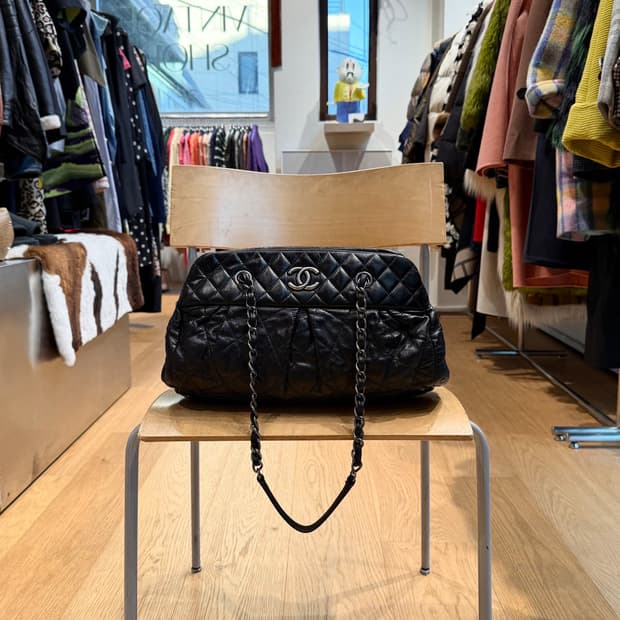 샤넬 블랙 이리데슨트 카프스킨 시크 퀼팅 볼링백