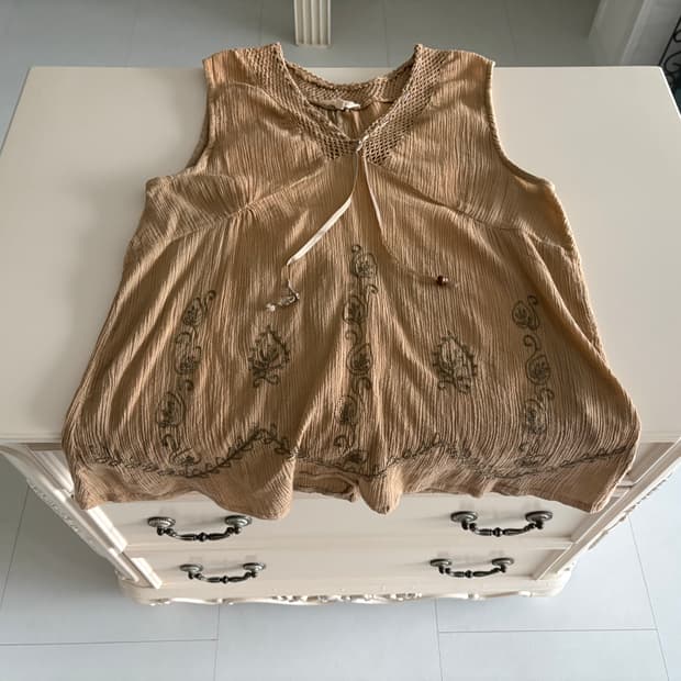 embroidery sleeveless top