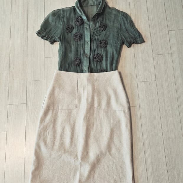 입체 플라워 디테일 퍼프 블라우스