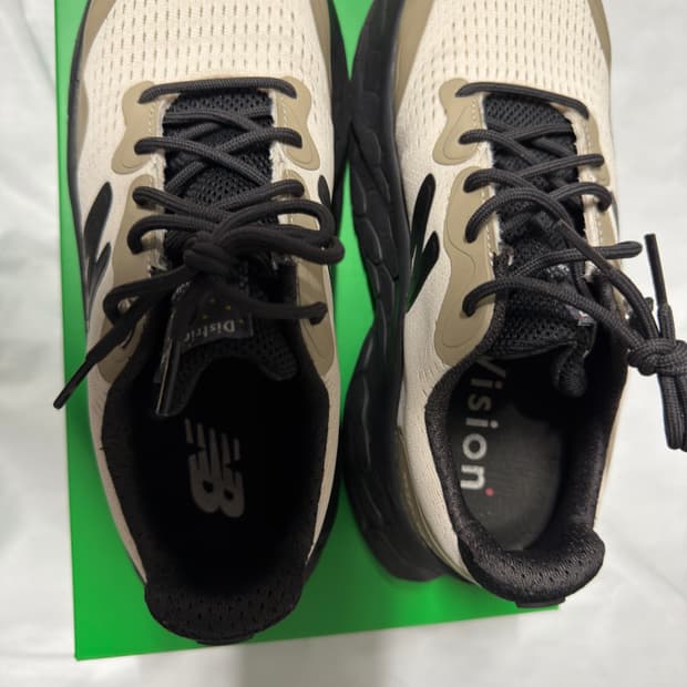 뉴발란스x디스트릭비전