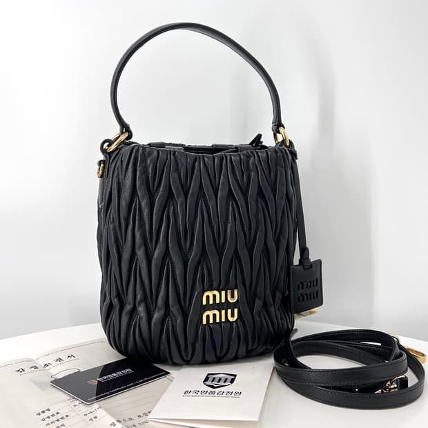 [감정완료] 미우미우 마테라쎄 버킷백 숄더백 블랙 (5BE084)