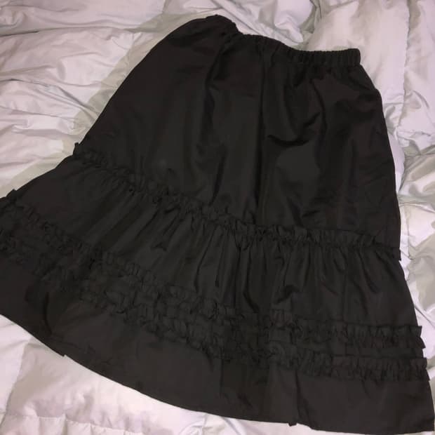 블랙 프릴 미디 스커트