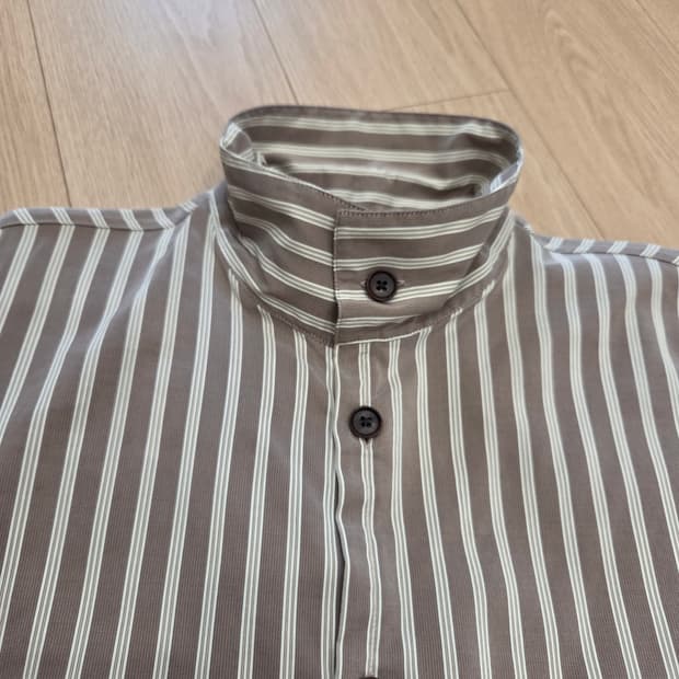 Mock-neck stripe shirt