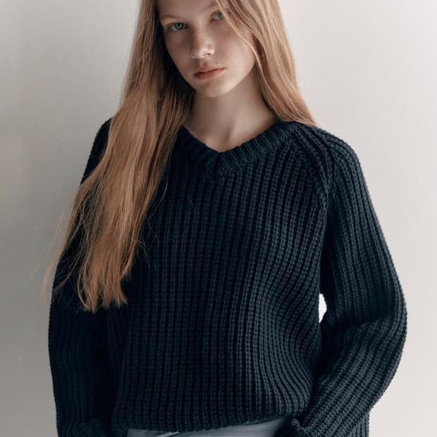 로우클래식 브이넥 니트