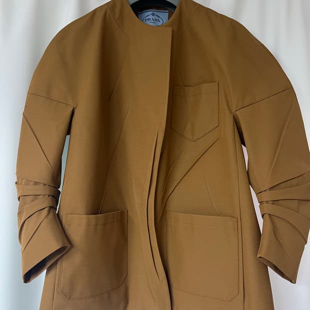 프라다 백 삼각로고 카라리스 링클 개버딘 재킷