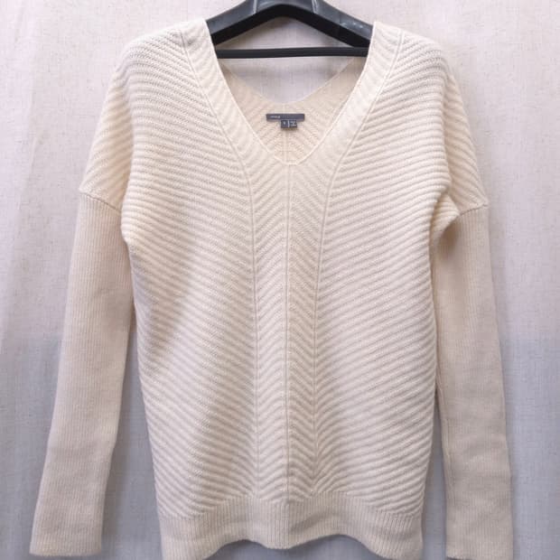 빈스 아이보리 V넥 니트 스웨터