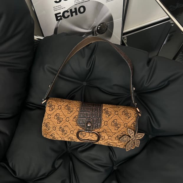 게스 Y2K 바게트백