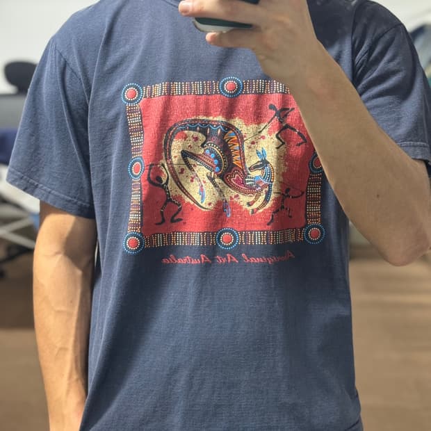 (100) Vintage Indian Print T-Shirt 