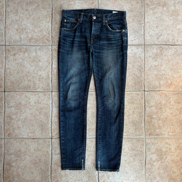 10s Red card, destroyed denim pants