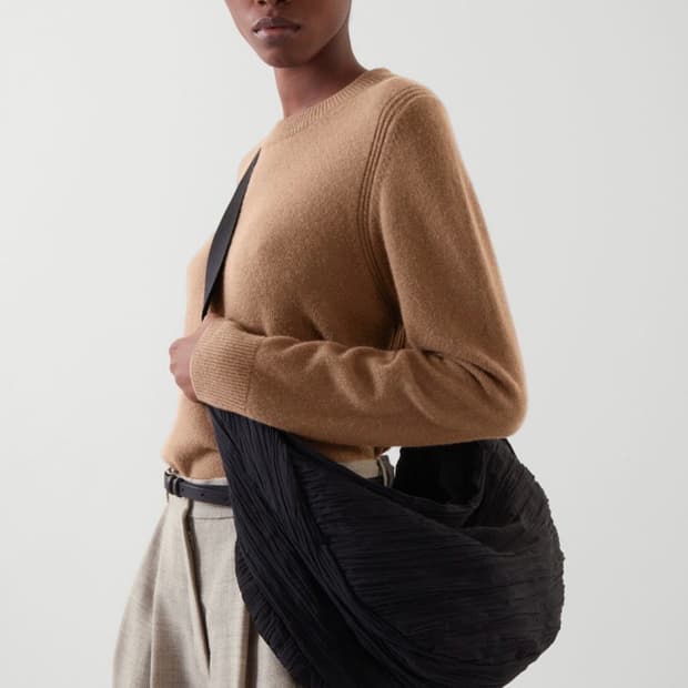 COS 코스 스모크드 크로스바디 백 블랙