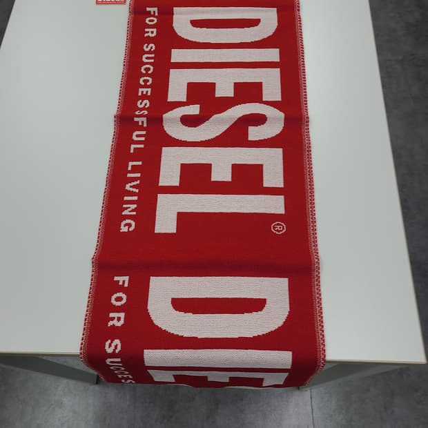 디젤 로고 스카프 레드 새상품