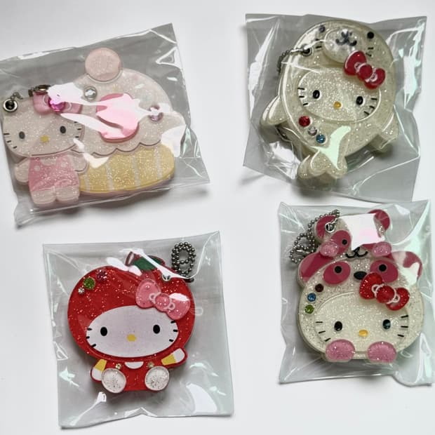 [고전]헬로키티 글리터 아크릴 거울 키링 (팬더/물개/사과/컵케이크)