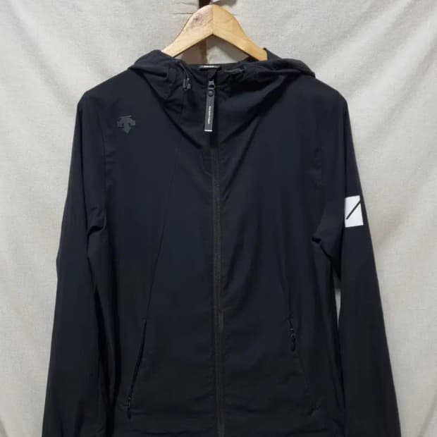 데상트 블랙 후드 바람막이 자켓 M