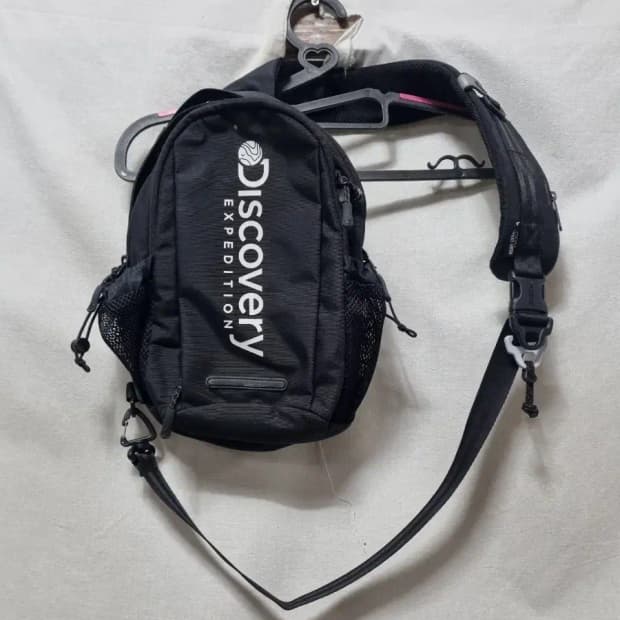 디스커버리 익스페디션 블랙 미니 크로스백