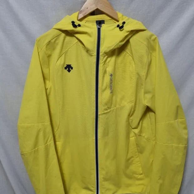 데상트 옐로우 후드 바람막이 자켓 105