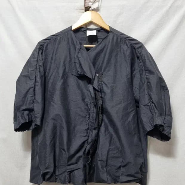 KUHO 블랙 셔링 반팔 블라우스 XS