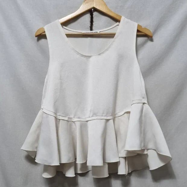 럭키슈에뜨 민소매 프릴 블라우스 38