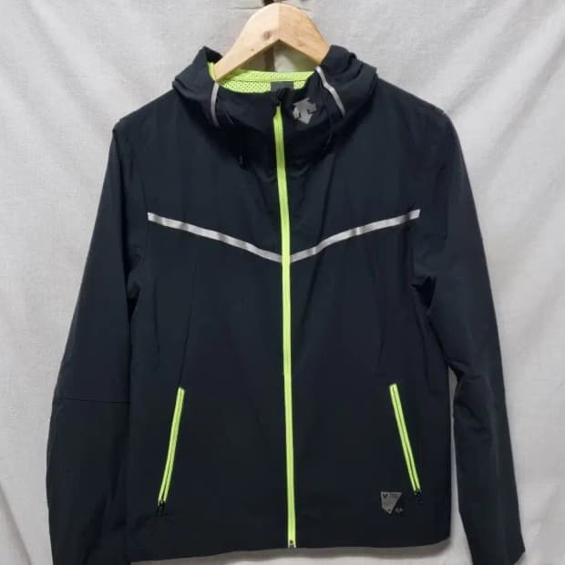 데상트 기능성 바람막이 M