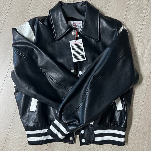 Birthdaysuit 바시티 판매합니다!