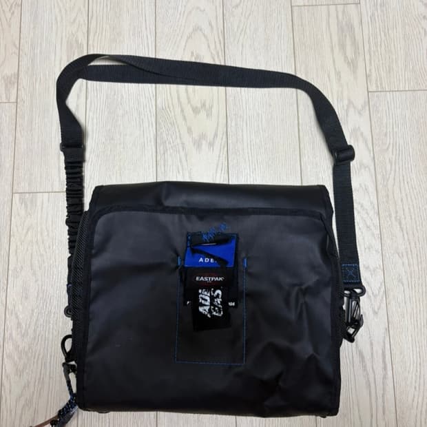 아더에러 이스트팩 크로스백