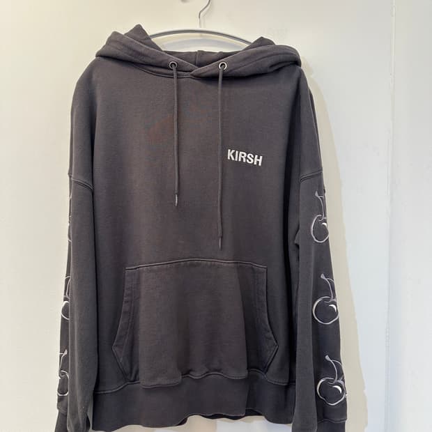 1) 키르시 챠콜 그레이 체리 자수 기모 후드티