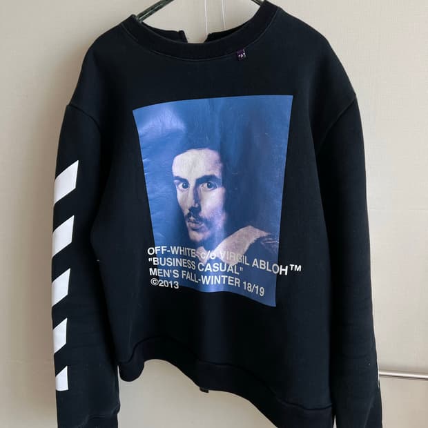 오프화이트 맨투맨