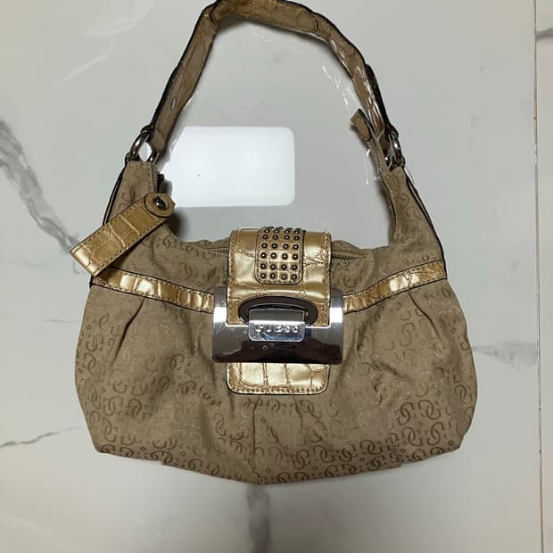 게스 2000s Y2K 숄더백 모노그램 골드