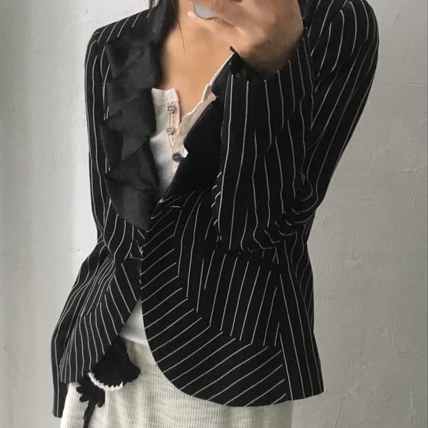 Emporio Armani 엠포리오 아르마니 블랙 핀스트라이프 프릴 자켓
