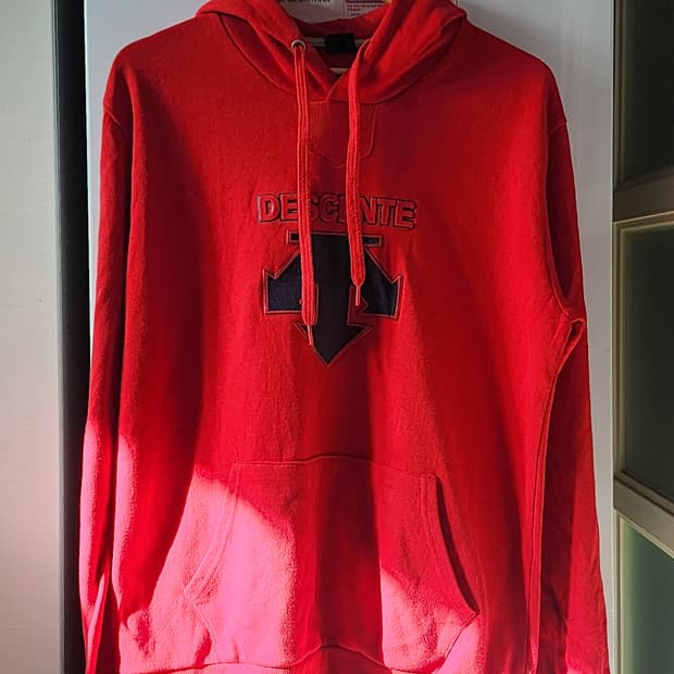 데상트 빨간색 후드티 XL