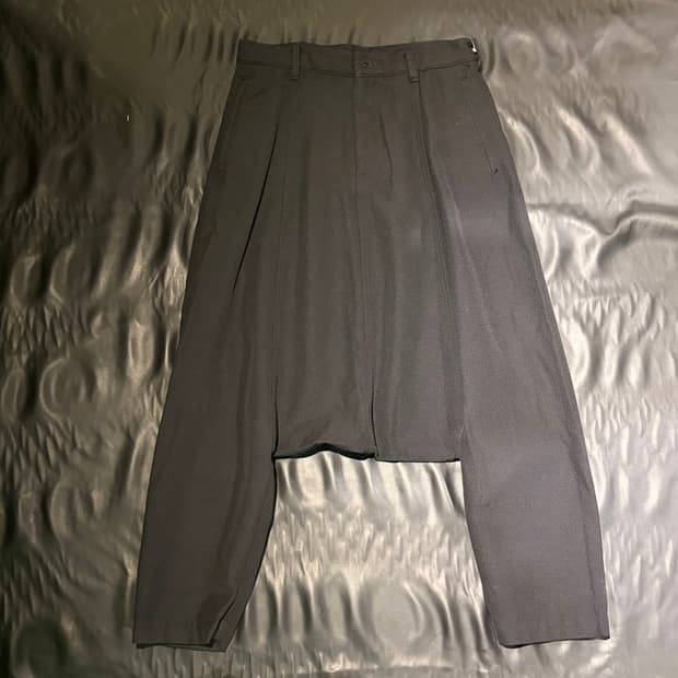 꼼데가르송 CDG 로고 드롭크로치 팬츠