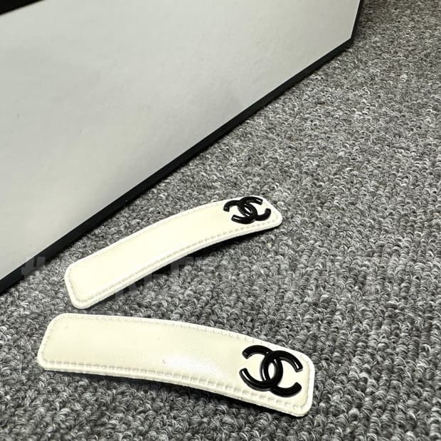 샤넬 블랙 로고 헤어핀 (1피스)