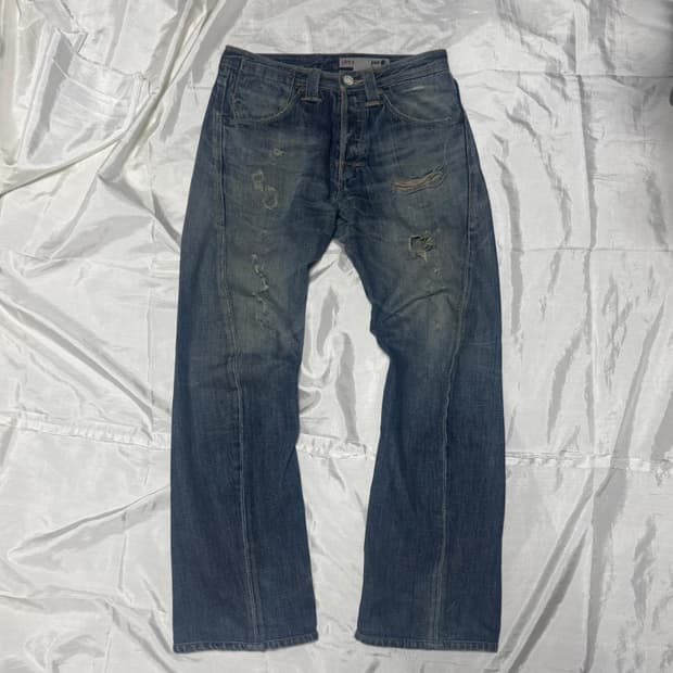 Levi’s Engineered Damage Washing Jeans
