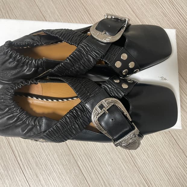 토가 풀라 버클 레더 발레리나 플랫 슈즈 