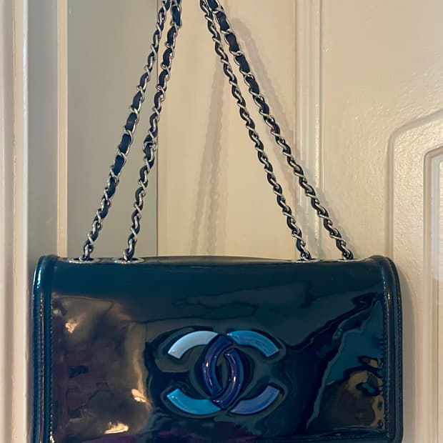 샤넬 레어템13번대 립스틱 백 (네이비 콤비 CC 로고 플랩 숄더백)