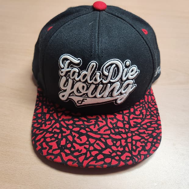 "FLAT FITTY Fads Die Young 스냅백 🖤🔥 레드 패