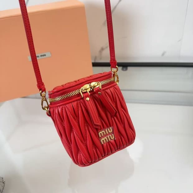 미우 미우 마테라쎄 나파 레더 마이크로 숄더백 레드