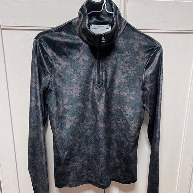 AMOMENTO 반집업 플로럴 패턴 티셔츠