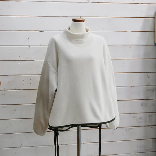 유니클로 x 화이트 마운티니어링 플리스 탑 (여성용 L)