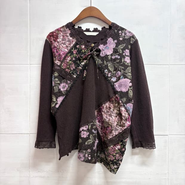 플라워 레이스 패치 브라운 블라우스 JPN