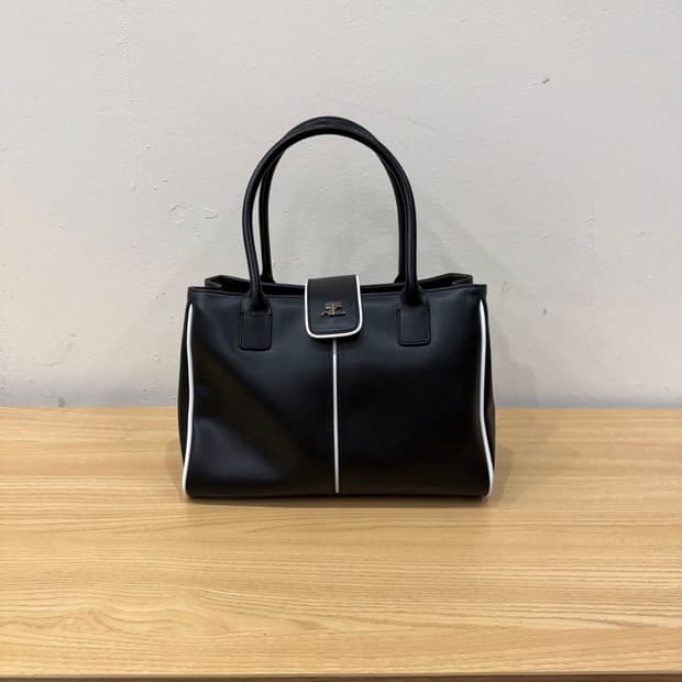 꾸레쥬 레더 스퀘어 토트백 화이트 파이핑 로고 스트랩 디테일 블랙