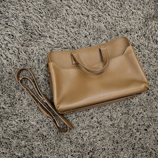 로로피아나 베이지 카프스킨 모던 클래식 백